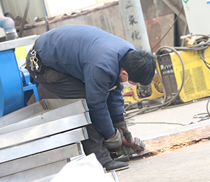 山东草莓视频黄版免费下载安装网站一线技术人员操作实拍