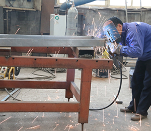 山东草莓视频黄版免费下载安装网站一线技术人员操作实拍