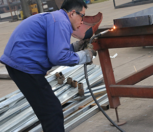 山东草莓视频黄版免费下载安装网站一线技术人员操作实拍